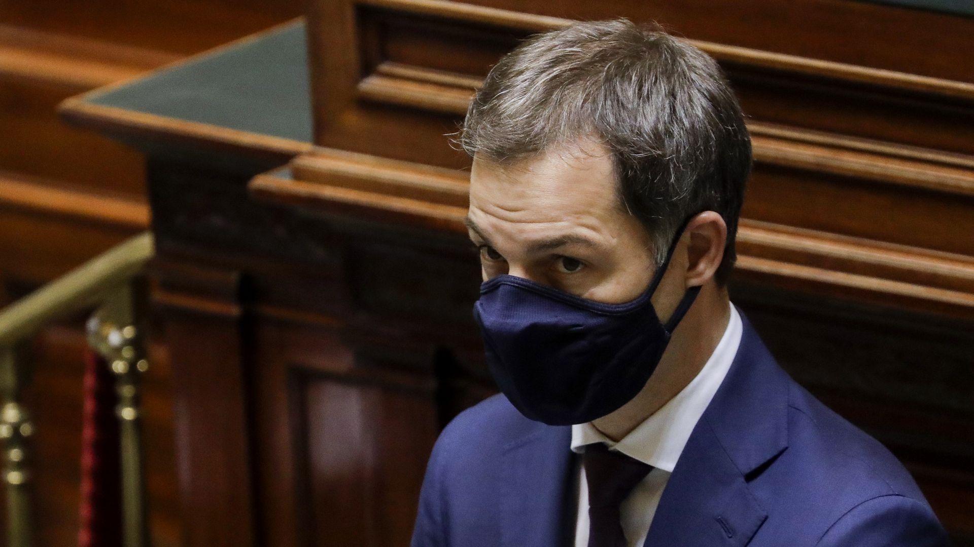 Picture of Belgium Prime Minister Alexander De Croo wearing a mask.