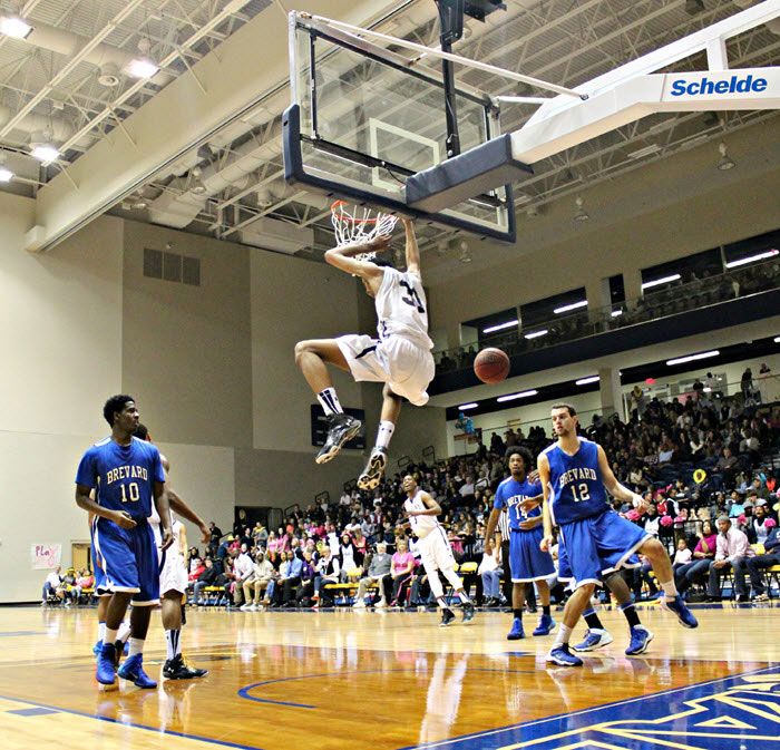 Queens-University-Dunk