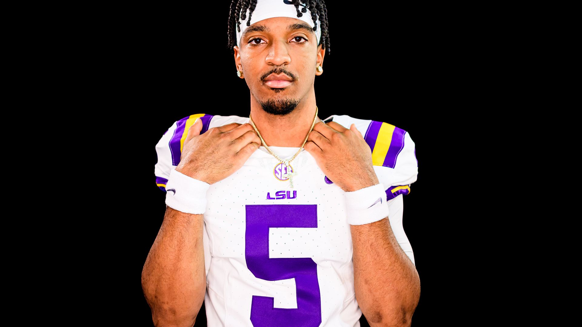 Image shows Jayden Daniels in a No. 5 LSU jersey.