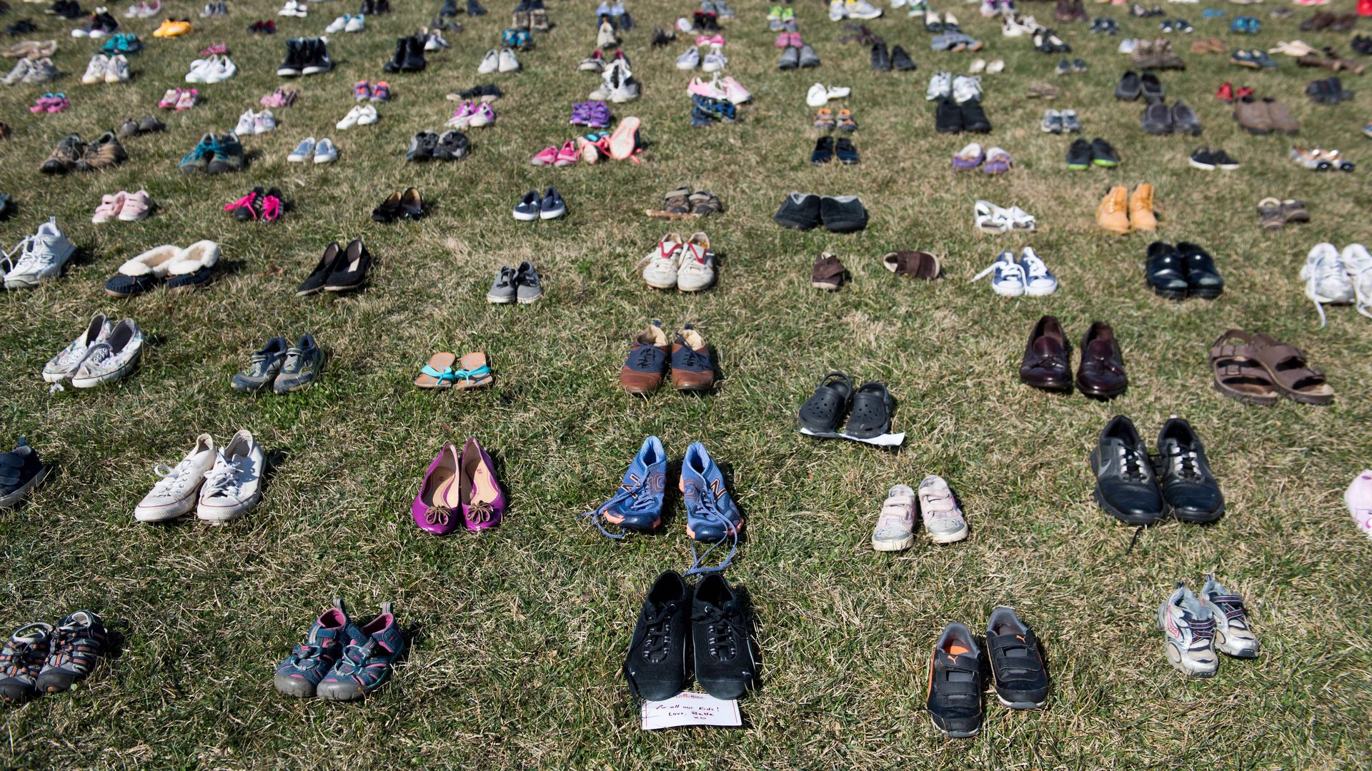 Photo of 7,000 pairs of empty shoes on the lawn outside the White House