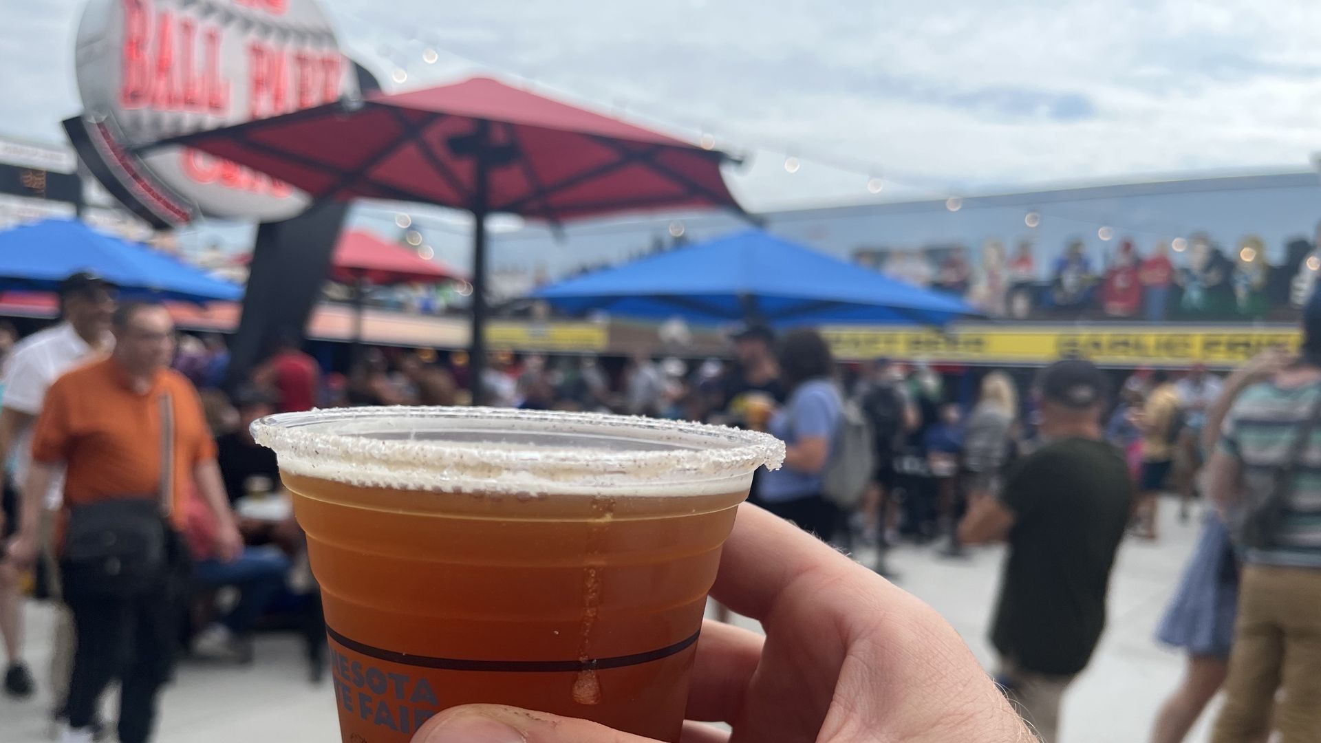  hand holding a beer